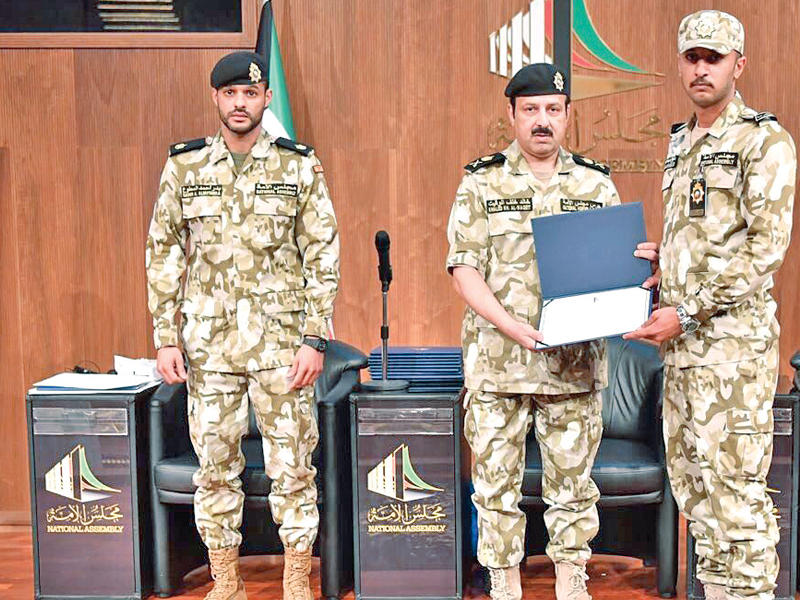 الوقيت مكرماً أحد أفراد الحرس