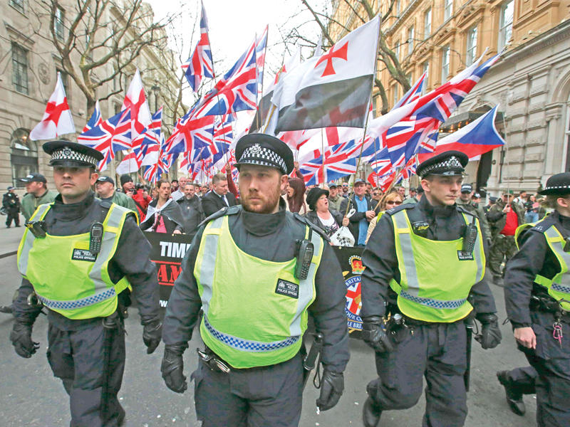 الشرطة في مقدمة مظاهرة لجماعة بريطانيا أولا في وسط لندن أمس ( أ ف ب)