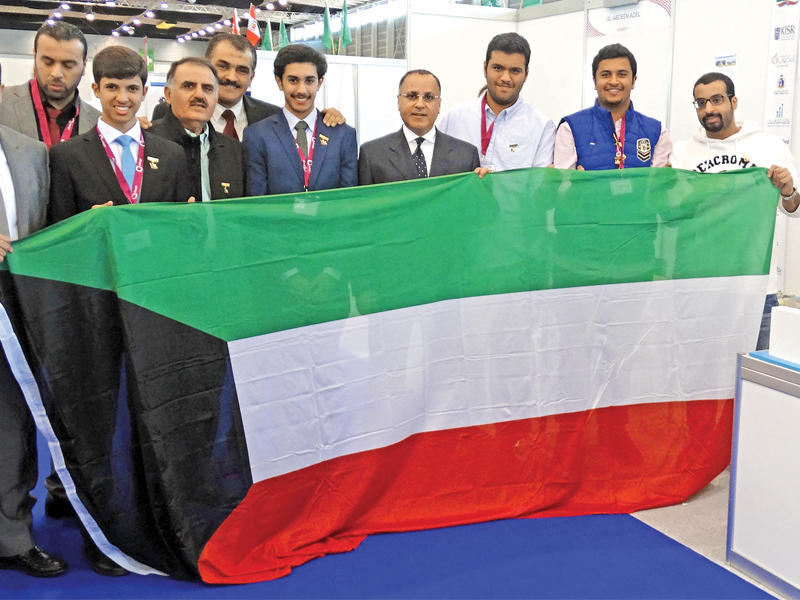 الغنيم مع الفريق الكويتي المشارك في معرض جنيف للاختراعات