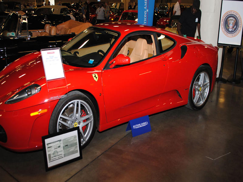 فيراري F430 المملوكة من قبل الرئيس الأمريكي دونالد ترامب في مزاد علني في فورت لودرديل.
