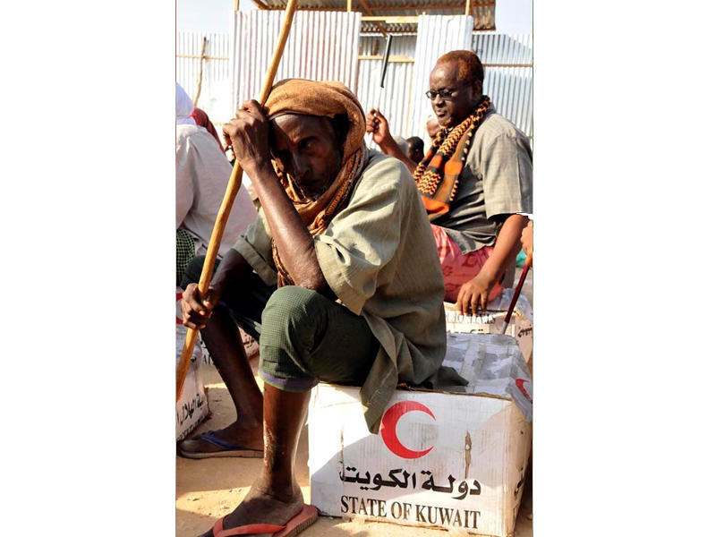 توزيع مساعدات جمعية الهلال الأحمر الكويتي في مخيم خاص بالمكفوفين