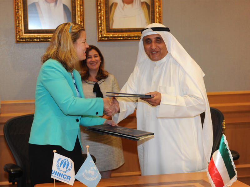 البدر ونائب المفوض السامي للأمم المتحدة لشؤون اللاجئين كيلي كليمنتس أثناء توقيع الاتفاقية