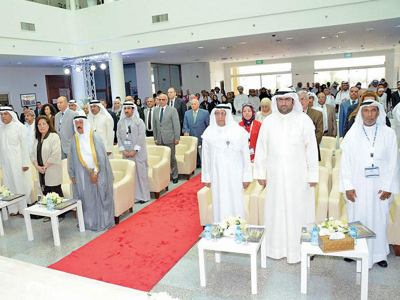 الروضان متوسطا الحضور وبجانبه المقاطع في حفل افتتاح المسابقة 