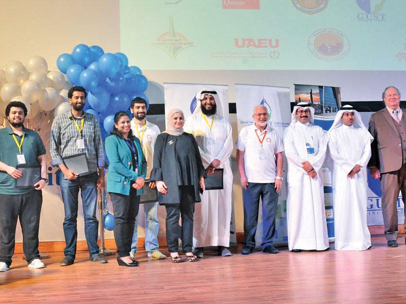 صورة جماعية للفريق الفائز في مسابقة الخليج للبرمجة