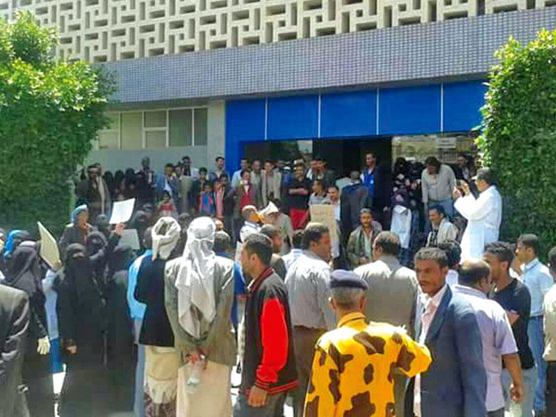 جانب من وقفة احتجاجية للعاملين بمستشفى «الثورة» الخاضعة لسيطرة الميليشيات الحوثية للمطالبة بدفع رواتبهم في صنعاء اليوم (أخبار تعز)