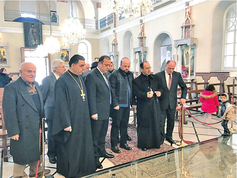 الوزير الرياشي في مطرانية صيدا للروم الكاثوليك اليوم (الوكالة الوطنية)