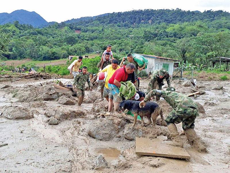 جنود كولومبيون يشاركون في عمليات الإنقاذ (أي بي ايه)