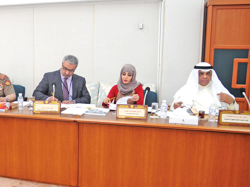 ممثلو الجهات الحكومية خلال اجتماع اللجنة المالية