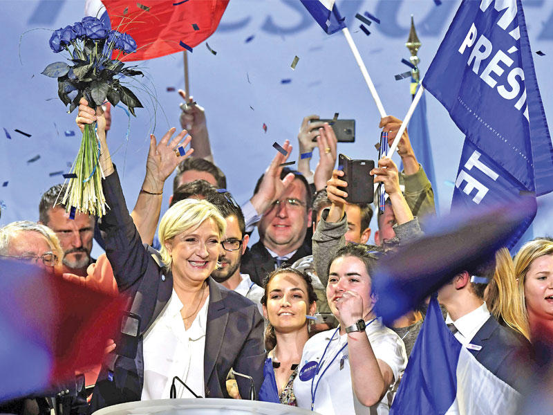 لوبن تحيي أنصارها خلال تجمع انتخابي وسط فرنسا اليوم (أ ف ب)