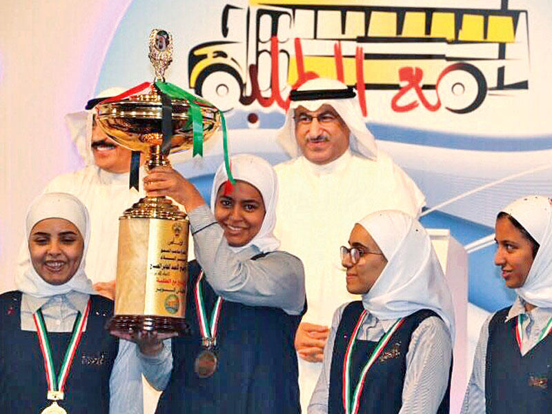 الفارس متوسطاً الطالبات الفائزات في «مع الطلبة» أمس