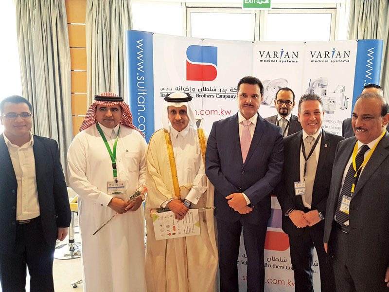  الحربي يستعرض مع ضيوف المؤتمر التقنية الحديثة لمعالجة السرطان