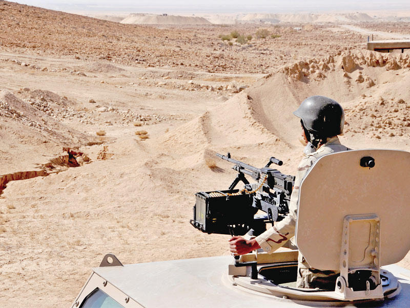 جندي مصري في جبل الحلال في سيناء خلال جولة للصحافيين بعد تطهير المنطقة