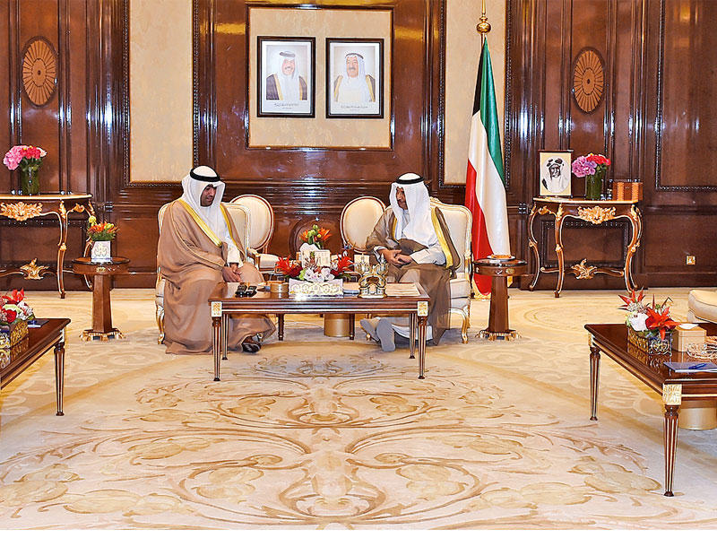 المبارك مستقبلاً وزير التجارة والصناعة ومشعل جابر الأحمد