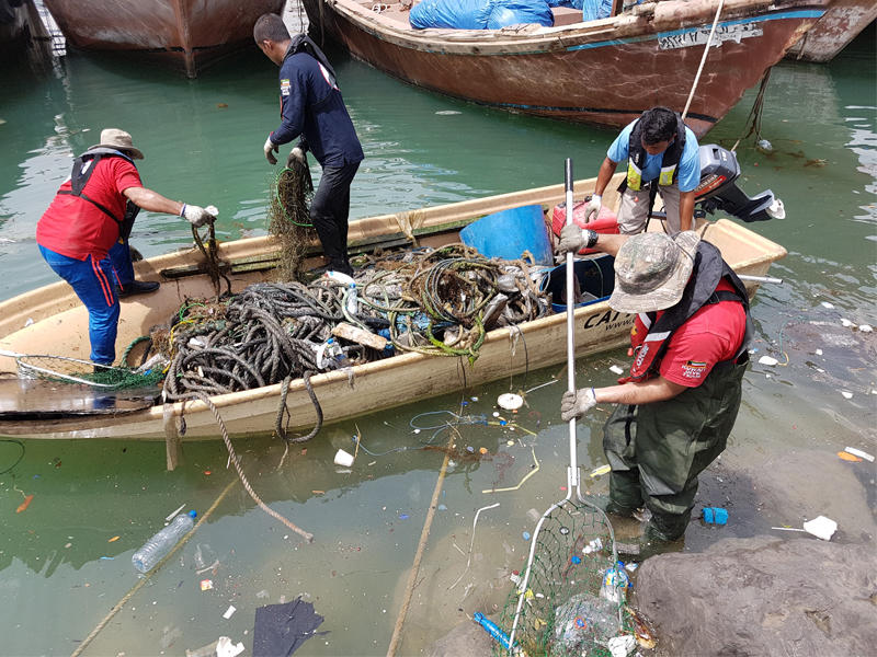 فريق الغوص الكويتي يرفع طنين من المخلفات في نقعة (الفحيحيل)