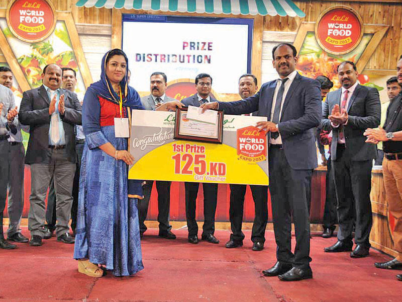 فائزة تتسلم جائزتهاn