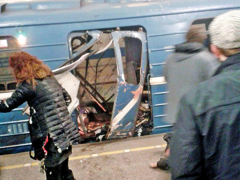 امرأة امام باب مقطورة قطار الأنفاق الذي انفجر من جراء الضغط