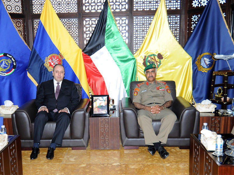 رئيس الأركان العامة للجيش الكويتي الفريق الركن محمد الخضر خلال لقائه مع مدير عام الاستخبارات الروماني الفريق ماريان هابو