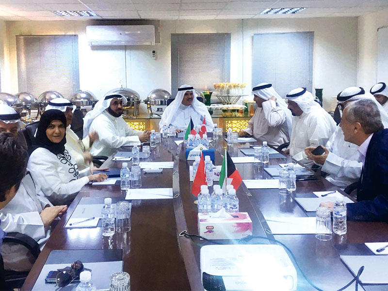 الحمود خلال اجتماعه مع الطيران المدني