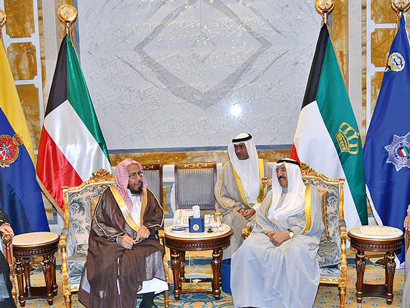 الأمير مستقبلا عبدالله المطلق والوفد المرافق أمس