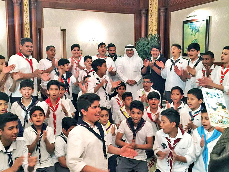 الفارس متوسطا الطلبة في قاعة التشريفات بالمطار أمس