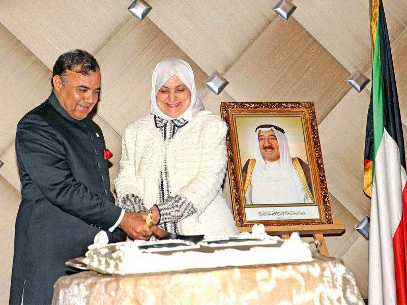 الوزيرة هند الصبيح والسفير الباكستاني يقطعان قالب الحلوىn