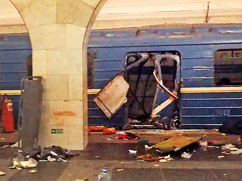 جانب من موقع الانفجار في محطة المترو (أ ف ب)