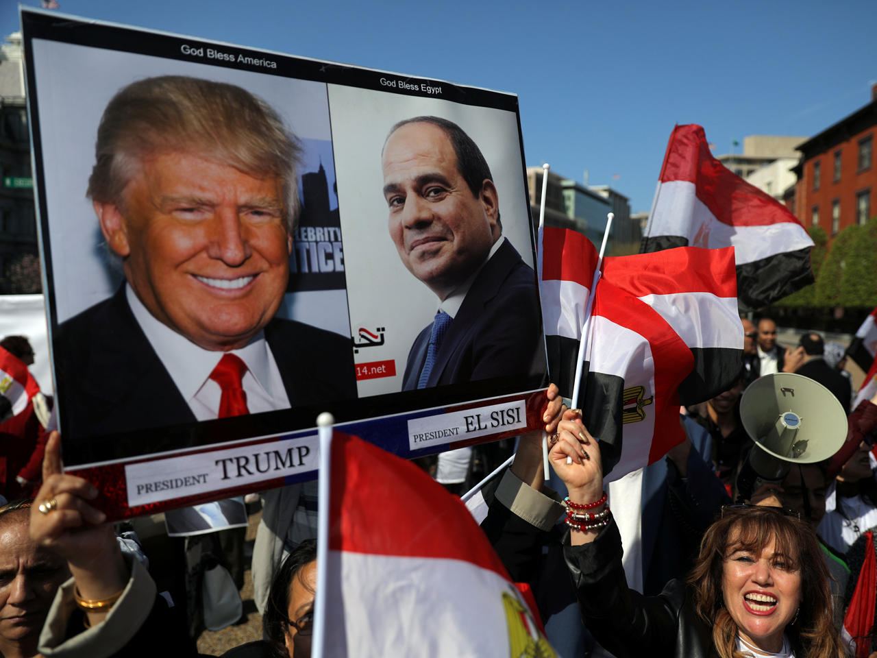 أنصار الرئيس المصري عبدالفتاح السيسي يجتمعون خارج البيت الأبيض قبل وصوله للقاء الرئيس الأمريكي دونالد ترامب في واشنطن.