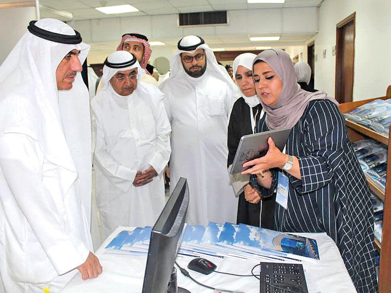 الأنصاري خلال تفقده عملية تدشين البوابة