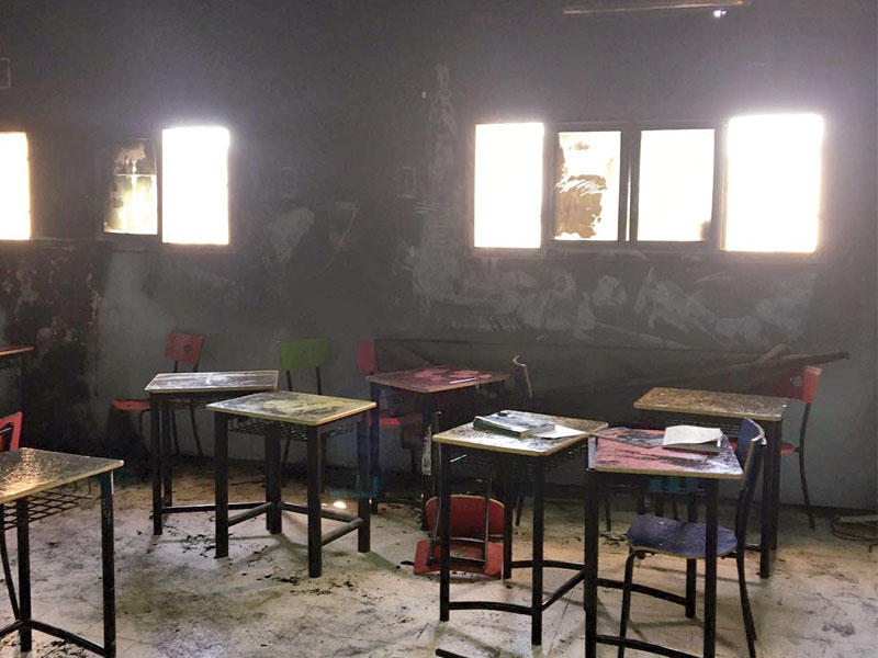 جانب من حريق ثانوية دعيج السلمان أمس