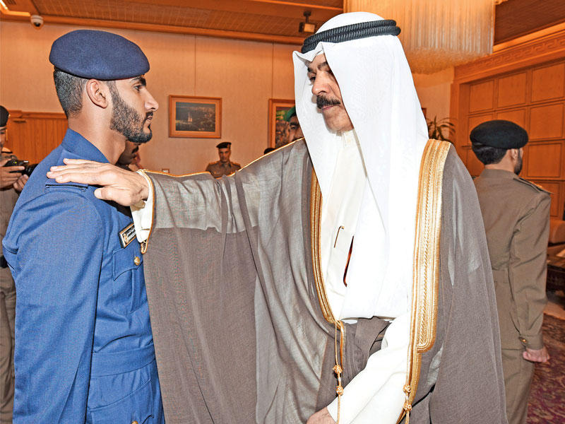 الخالد مقلداً احد الضباط رتبته الجديدة