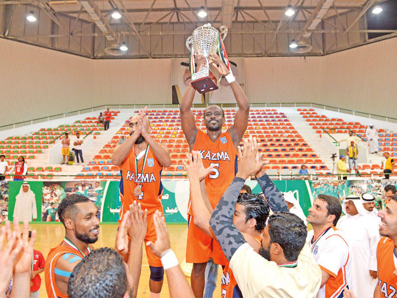 قائد كاظمة أحمد البلوشي يحمل كأس الاتحاد في الموسم الماضي