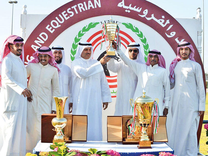 علاء الرومي يسلم كأس بيت العرب إلى عبدالله العجمي