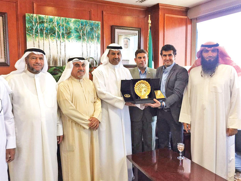 فليطح يتبادل الدروع التذكارية مع وفد «آسيوي الصم»