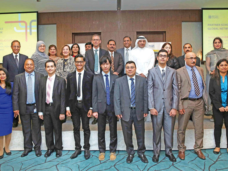 المنصور ومسؤولو «الثقافي البريطاني» يتوسطون طلبة المدارس وممثليها