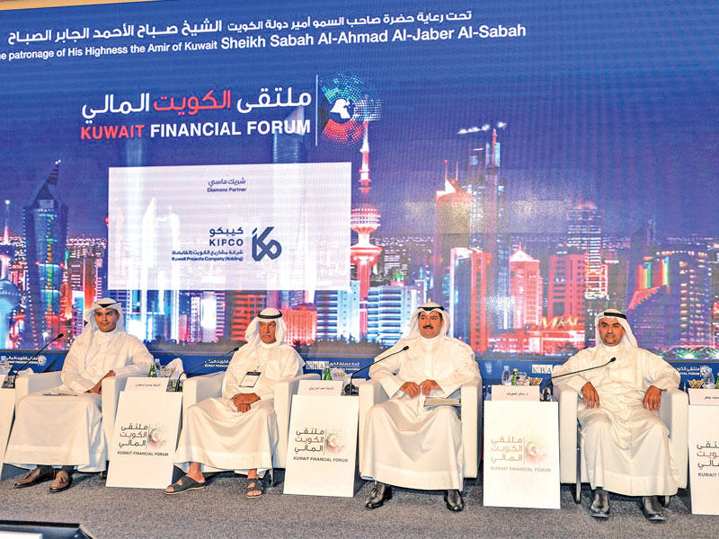 المرزوق متحدثاً في الجلسة النقاشية 