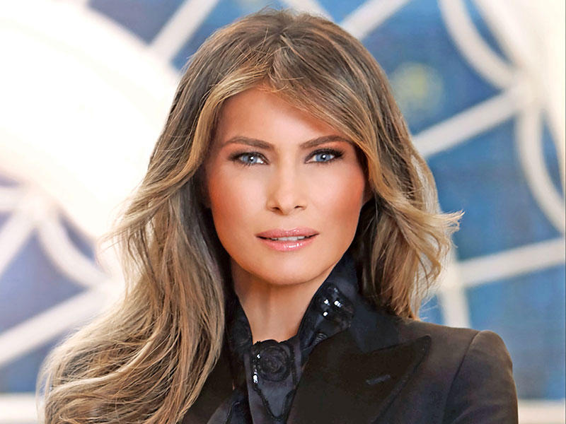 وزع البيت الأبيض أمس صورة رسمية لميلانيا زوجة ترامب تبدو فيها بحلة تذكر بالثمانينيات، مثيرة السخرية والإطراء على حد سواء. وبعد بضع ساعات على نشر صورة عارضة الأزياء السلوفينية السابقة ذات الستة وأربعين عاما، على حسابها الرسمي على «تويتر» جرى تداول الصورة أكثر من ستة آلاف مرة، وحصلت على 29 ألف إعجاب، وأثارت جدلاً حاداً  ( أ ف ب)