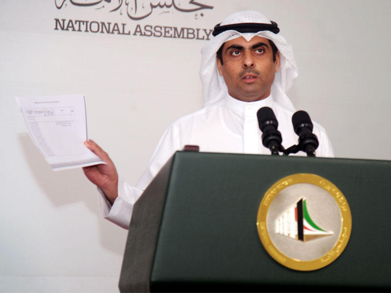 العدساني متحدثاً في مؤتمره الصحافي أمس