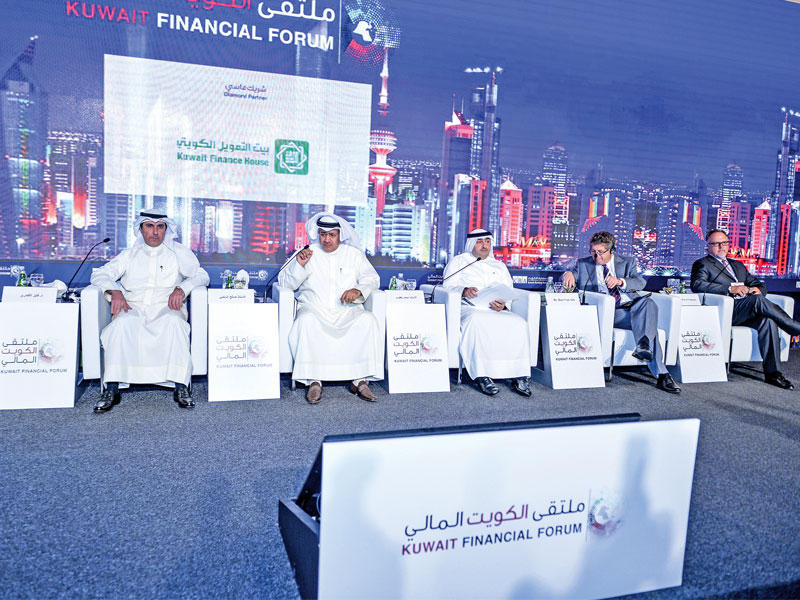 السلمي متحدثاً في الجلسة الثالثة