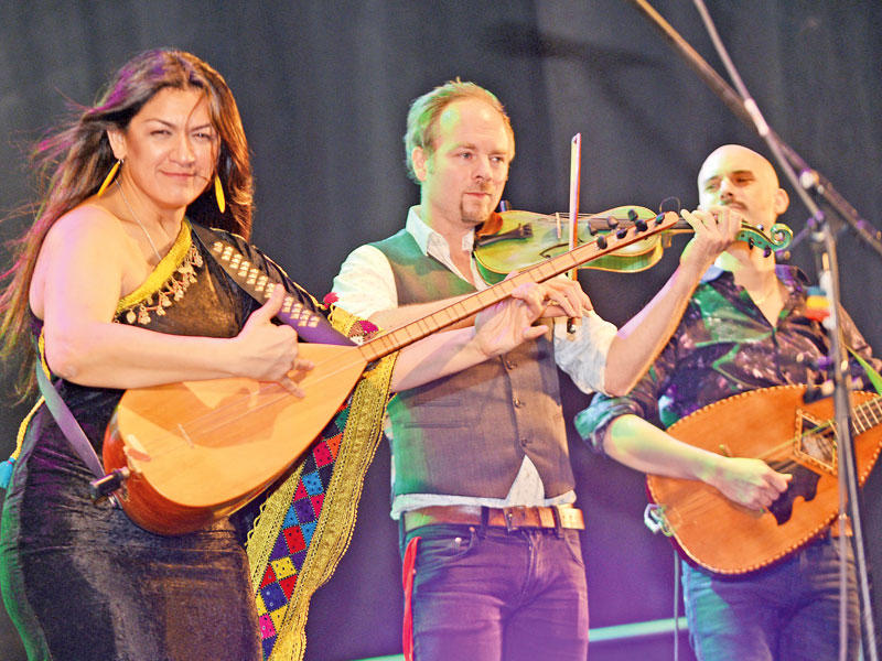 نادين الخالدي وفرقة طرب باند