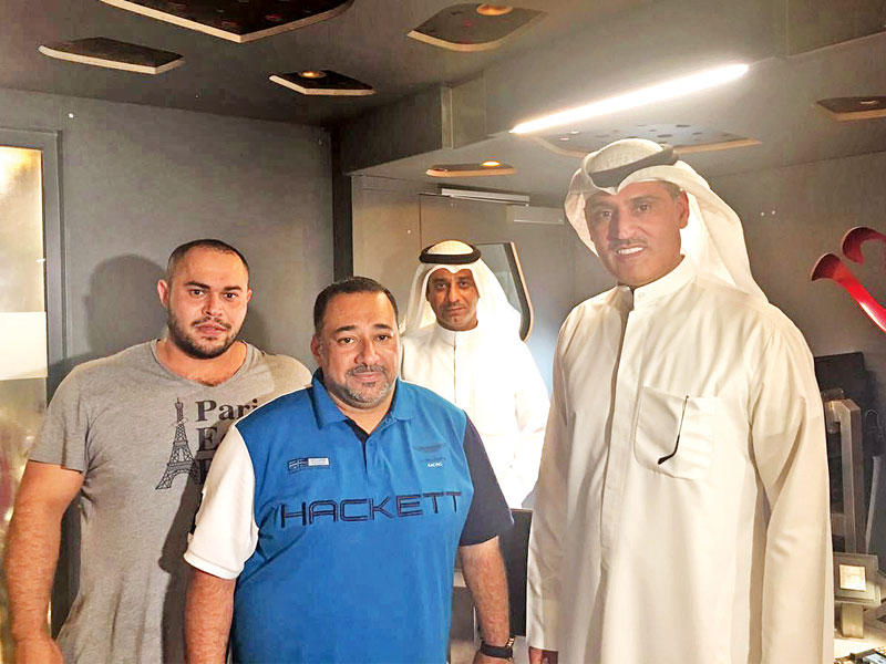 المقلد مع فريق العمل داخل  أحدث سيارات البث