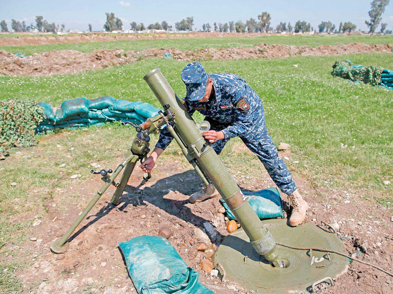 جندي عراقي خلال قصف بالهاون على الموصل اليوم (أ ف ب)