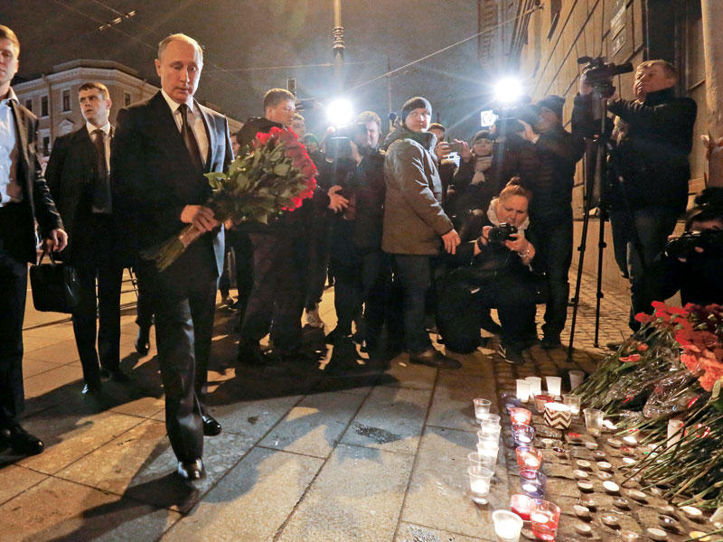 بوتين يضع زهوراً خارج محطة المترو التي تعرضت للهجوم في سان بطرسبورغ أمس الأول (رويترز)
