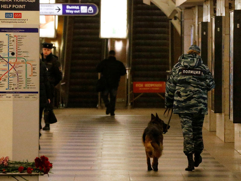 ضابط شرطة يمشي مع كلب في محطة مترو في سانت بطرسبرغ