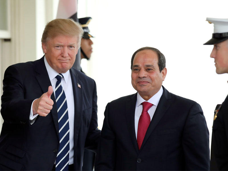 ترامب مستقبلاً السيسي على مدخل البيت الأبيض