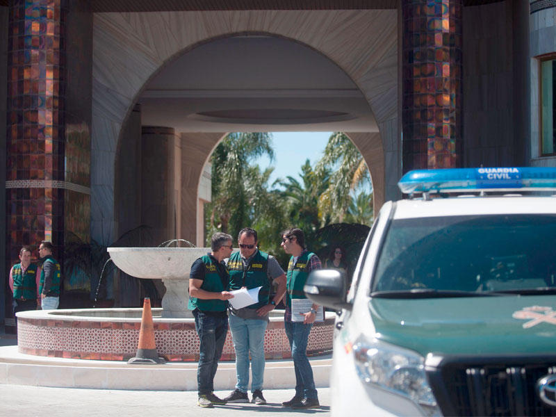 أعضاء الحرس المدني الإسباني خلال غارة استهدفت أصول عائلة الرئيس السوري بشار الأسد في منطقة مارينا بويرتو