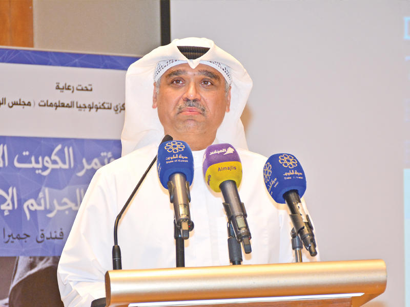 قصي الشطي متحدثاً في المؤتمر