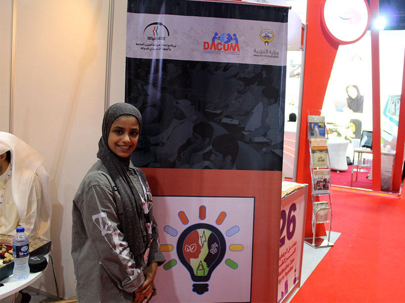 الطالبة الكويتية مها الهاجري مبتكرة مشروع (موقفي) خلال مشاركتها في معرض دبي الدولي للانجازات الحكومية 2017