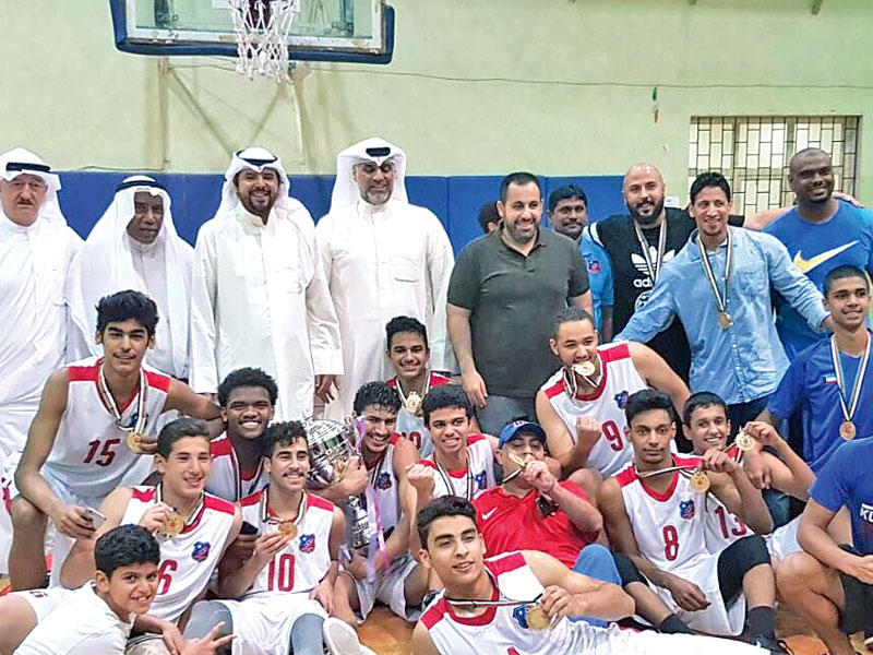 فريق الكويت مع مسؤولي الاتحاد