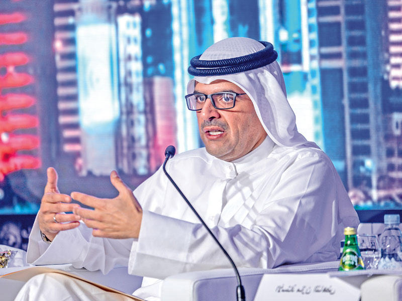 الناهض متحدثاً في جلسة نقاشية