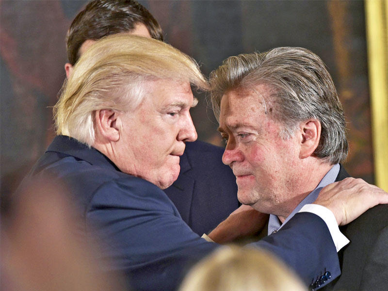 ترامب وبانون في صورة أرشيفية   (ا ف ب )